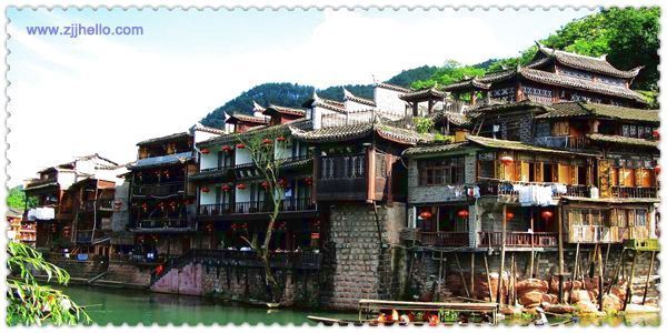 張家界、黃石寨、金鞭溪、袁家界、天子山、十里畫(huà)廊、黃龍洞、寶峰湖、天門(mén)山、鳳凰古城四日游